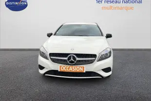 Vue de face d'une Mercedes Classe A 180 Sensation blanche de 2013 avec calandre étoilée et plaque "OCCASION" visible.