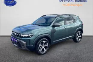 Dacia Duster 1.2 mild hybrid vert cèdre en 3/4 avant droit, avec jantes alliage et barres de toit noires.