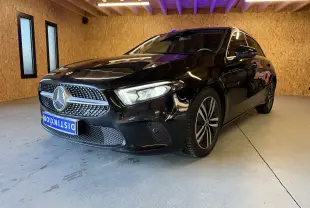 Mercedes Classe A noire vue en 3/4 avant droit dans un garage avec jantes alliage et calandre étoilée chromée.