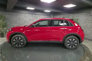 Vue de profil côté gauche du FIAT 600 1.2 Hybrid rouge avec jantes acier bicolores et coques de rétroviseurs noires.