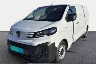 Vue 3/4 avant droit du Peugeot Expert Fourgon blanc avec calandre distinctive et pare-chocs noir.