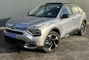 Citroën C4 PureTech 130 gris Artense en 3/4 avant droit, avec jantes alliage et toit ouvrant électrique.