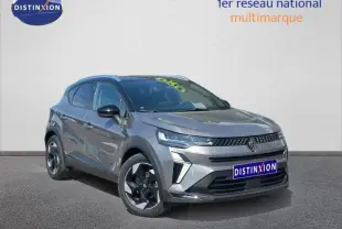 Renault Captur 2025 gris Cassiopée métallisé vue 3/4 avant avec jantes alu et calandre distinctive noire.