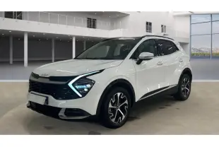 KIA SPORTAGE hybride blanc vue 3/4 avant avec toit noir et jantes alliage 18 pouces en intérieur showroom.