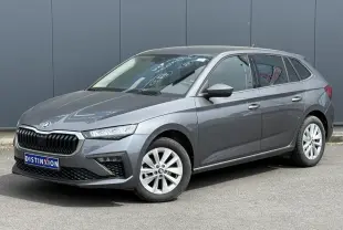 SKODA SCALA TSI 116 gris graphite vue 3/4 avant droit avec jantes alliage et calandre noire distinctive.