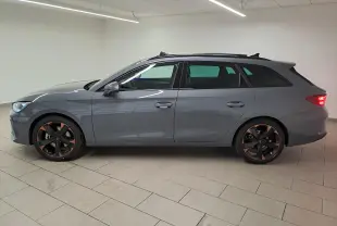 Vue de profil côté gauche d'une CUPRA Leon ST 2025 gris Graphène avec jantes cuivrées et toit ouvrant panoramique.