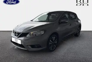 Vue 3/4 avant droit d'une Nissan Pulsar bronze ultime 2017 avec jantes alliage et calandre chromée.