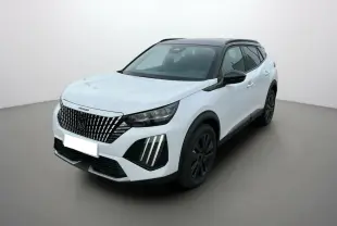 Peugeot 2008 Hybrid 145 GT Vision blanc okénite avec toit noir, vue 3/4 avant droit mettant en valeur sa calandre distinctive.