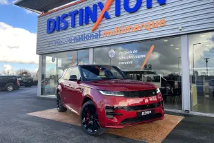 Vue 3/4 avant gauche d’un Range Rover Sport P440 HSE R-Dynamic hybride en Italian Racing Red, avec jantes alu noires 23 pouces.