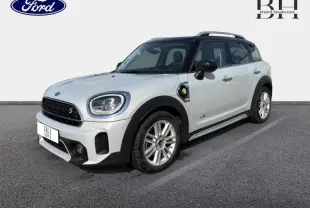 Vue 3/4 avant droite d'une MINI Countryman Cooper SE hybride rechargeable Moonwalk Grey avec toit noir et jantes alu.