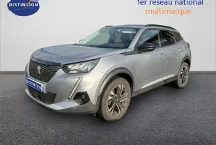 Peugeot 2008 gris Artense vue 3/4 avant droit, avec calandre noire et jantes alliage foncé.