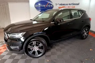 Volvo XC40 T3 Inscription noir vu de profil côté gauche dans un showroom avec jantes alliage et toit chromé.
