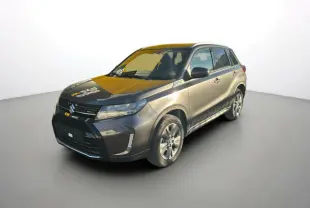Suzuki Vitara 2025 gris silky silver en 3/4 avant droit, avec calandre noire et jantes alliage visibles.