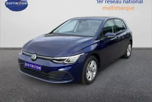 Volkswagen Golf VIII bleu lapiz metal vue 3/4 avant droit avec phares LED et jantes alliage.