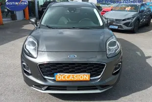 Vue avant d'une Ford Puma gris foncé métal avec calandre noire et plaque "OCCASION" orange visible.
