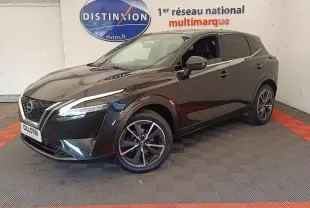 Nissan Qashqai noir 2023 en 3/4 avant droit, avec jantes alliage et signature lumineuse LED distinctive.