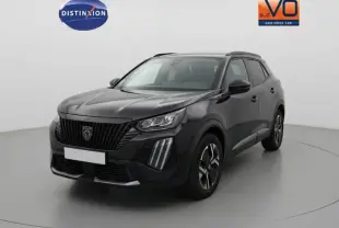 Peugeot 2008 Hybrid noir en 3/4 avant droit, avec barres de toit et jantes alliage 17 pouces visibles.