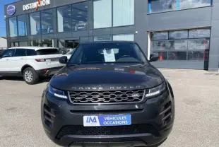 Vue frontale d'un Range Rover Evoque gris foncé métal 2019 avec calandre hexagonale et feux LED allumés.