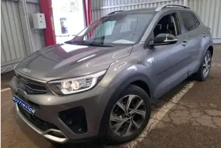 KIA STONIC 2024 gris météore en vue 3/4 avant droit, avec jantes alliage et calandre GT Line distinctive.