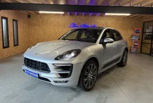 Vue 3/4 avant gauche d'une Porsche Macan GTS 2017 argent avec jantes RS Spyder 20 pouces en intérieur showroom.