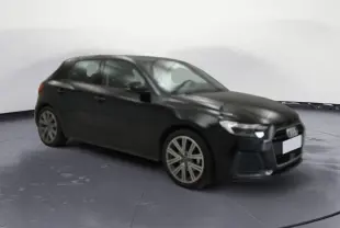 Audi A1 Sportback noir en 3/4 avant droit, mettant en valeur ses jantes alliage et son design compact 2023.