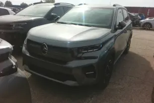 Citroën C3 Turbo 100 Max gris Mercury vue 3/4 avant droit, avec barres de toit noir brillant et jantes alliage.