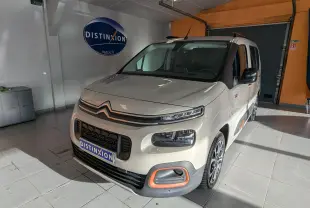 Vue 3/4 avant droite d'un Citroën Berlingo beige 2019 avec détails orange sur pare-chocs et jantes biton.