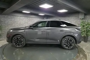 Peugeot 3008 gris métallisé vue de profil côté gauche, avec jantes alliage noires et toit noir contrasté.