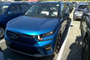 Citroën C3 Turbo 100 Max bleu Bright Blue avec toit noir, vue 3/4 avant droit en parking extérieur.