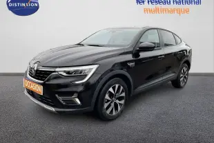 Renault Arkana noir 2023 en 3/4 avant droit, avec jantes bi-ton et calandre distinctive lumineuse.