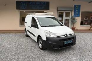 Citroën Berlingo Fourgon blanc vue 3/4 avant droit avec galerie de toit, stationné devant un garage AE2 Autos.