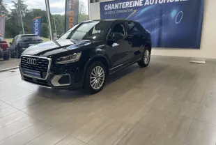 Audi Q2 noir vue 3/4 avant droit en showroom avec logo Chanteraine Automobile en arrière-plan.