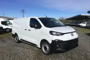 Vue 3/4 avant droite d’un FIAT Scudo Fourgon blanc 2024 avec garde au sol réhaussée et pare-chocs noirs.