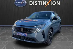 Peugeot 3008 Hybrid bleu Nogaro en 3/4 avant droit, avec calandre distinctive et phares LED verticaux.