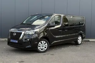 Nissan Primastar Combi noir métal en 3/4 avant droit, avec hayon vitré et vitres arrière surteintées.