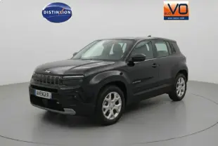 Jeep Avenger noir en 3/4 avant droit, avec jantes alliage 17 pouces et calandre distinctive à 7 fentes.