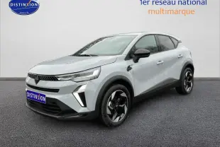 Renault Captur gris rafale en 3/4 avant droit, avec jantes noires et détails noirs contrastants.