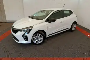 Renault Clio blanche vue 3/4 avant droit, avec jantes alliage et rétroviseurs noirs dans un intérieur lumineux.