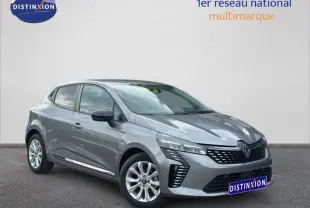 Renault Clio gris 2025 vue 3/4 avant droit, avec calandre moderne et feux LED distinctifs.