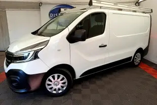 Renault Trafic Fourgon blanc en vue 3/4 avant droit, avec galerie de toit et jantes acier argentées.