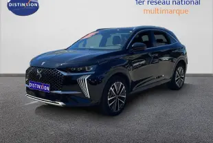 DS7 BlueHDi 130ch Opera noir métal en 3/4 avant droit, avec calandre distinctive et jantes bi-ton.
