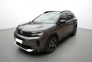 Citroën C5 Aircross gris platinium métal en 3/4 avant droit, avec calandre noire et jantes noires distinctives.