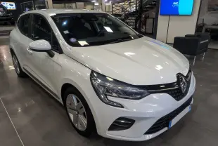 Renault Clio V TCe 100 Business blanc glacier vue 3/4 avant droit en showroom avec jantes spécifiques.