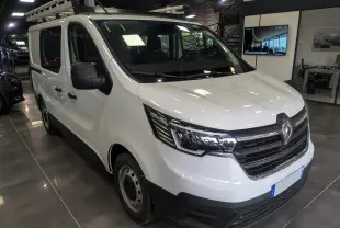 Renault Trafic Cabine Approfondie blanc minéral, vue 3/4 avant droit en showroom avec calandre noire et phares LED.