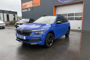 Vue 3/4 avant d'un Skoda Kamiq Monte-Carlo bleu Energy avec jantes alliage noires et calandre noire brillante.