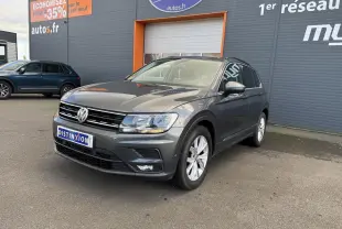 Volkswagen Tiguan gris Indium vu en 3/4 avant droit avec jantes alliage et projecteurs antibrouillard.