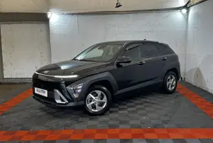 Hyundai Kona 1.6 Hybrid noir vu en 3/4 avant droit, avec phares LED et jantes alliage argentées.