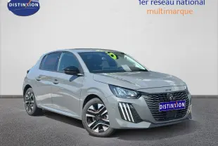 Peugeot 208 gris Selenium vue 3/4 avant droit, avec jantes alu et calandre noire distinctive.