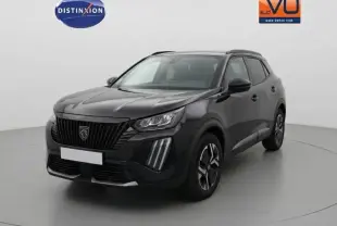 Peugeot 2008 Hybrid 136 e-DCS6 Allure noir en 3/4 avant droit avec barres de toit et jantes alliage 17 pouces.