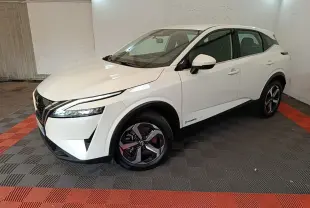 Nissan Qashqai e-Power blanc en 3/4 avant droit, avec jantes alliage et feux LED fins soulignant la calandre noire.